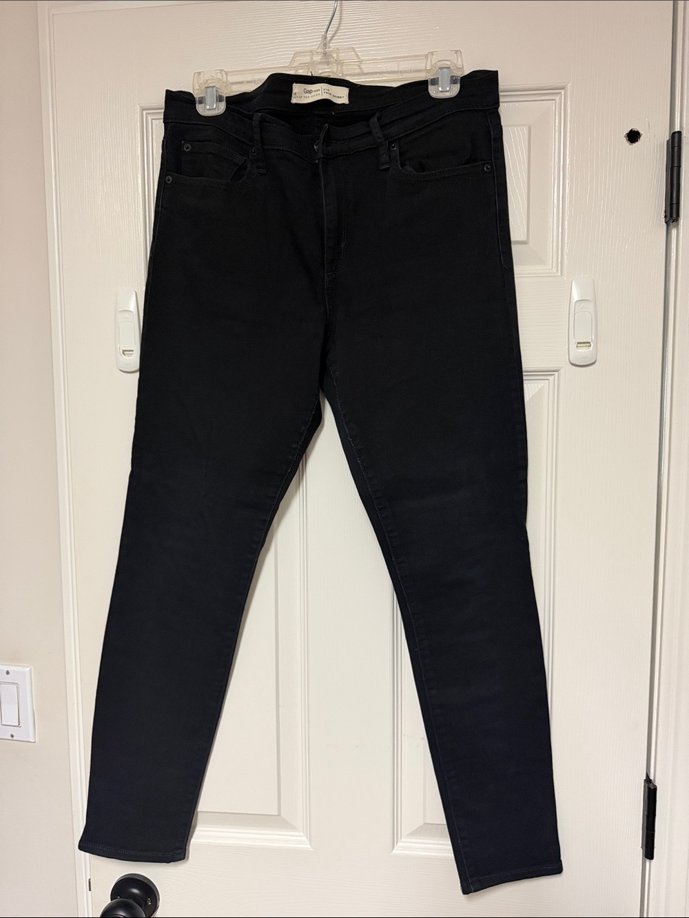 GAP Black Women’s Skinny Jeans